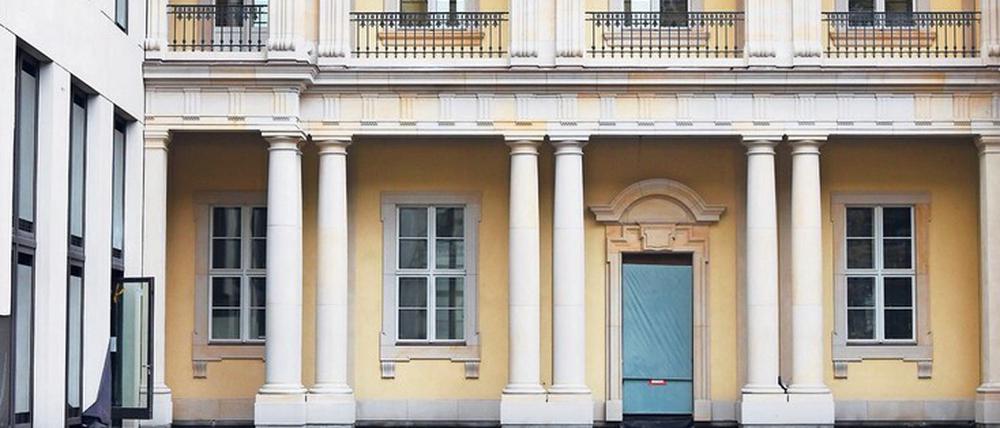 Ein Mix aus Alt und Neu. Franco Stellas rationale, gerade Front (links) stößt im Innenhof auf die rekonstruierte Schlossfassade.