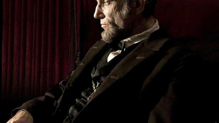 Daniel Day Lewis gibt Abraham Lincoln ein menschliches Antlitz: Ein Präsident, der mit gekauften Stimmen und politischen Tricks das Verbot der Sklaverei durchsetzt Gewinnt bestimmt den Darsteller-Oscar.