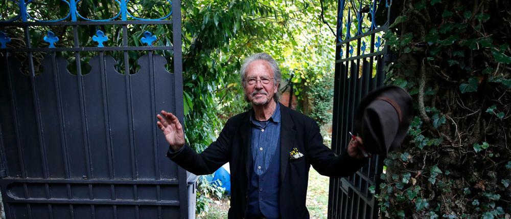 Peter Handke, Schriftsteller aus Österreich und Literaturnobelpreisträger, vor dem Tor seines Hauses in Chaville am Tag der Nobelpreisverkündigung