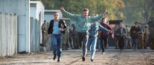 Ab in de Freiheit: Am 11. November 1989 laufen drei junge Ost-Berliner durch einen Berliner Grenzübergang.