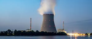 Wasserdampf steigt aus dem Kühltum vom Atomkraftwerk (AKW) Isar 2. Zwei der drei letzten deutschen Atomkraftwerke sollen laut Bundeswirtschaftsminister Habeck (Grüne) nach dem Jahreswechsel noch bis Mitte April 2023 als Reserve zur Verfügung stehen. 