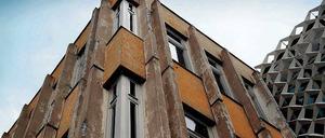 Zankapfel Fachhochschule. Das aus DDR-Zeiten stammende Gebäude soll abgerissen werden, sobald die Fachhochschule Ende 2017 ausgezogen ist. Die Stadt will die Grundstücke verkaufen und die historische Baustruktur dort wiederherstellen.