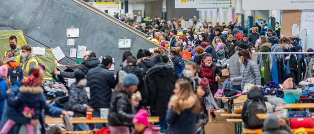 Gewaltiger Andrang. Flüchtlinge aus der Ukraine werden im Berliner Hauptbahnhof versorgt. Es kommen vor allem Frauen, Kinder und ältere Menschen.