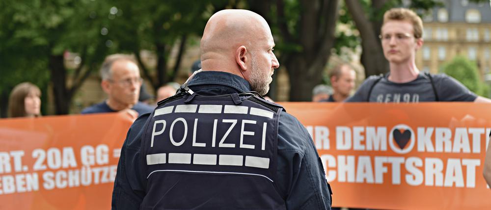 Mitglieder der Aktivistengruppe „Letzte Generation“ versuchen in Mannheim eine Straßenblockade (Symbolbild).