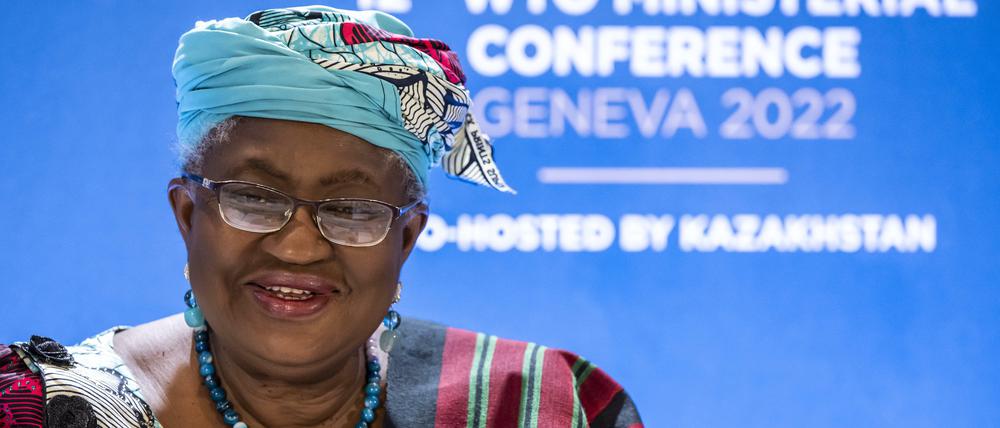Ngozi Okonjo-Iweala, Generaldirektorin der Welthandelsorganisation (WTO), spricht bei einer Pressekonferenz nach Abschluss der 12. Ministerkonferenz (MC12) am Sitz der Welthandelsorganisation (WTO) in Genf.