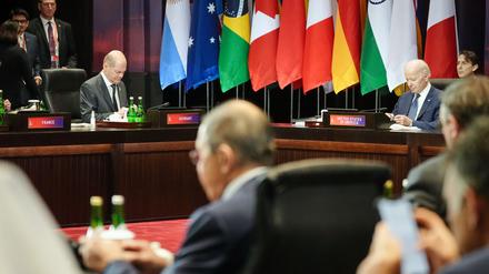 Bundeskanzler Olaf Scholz (l-r) und Joe Biden, Präsident der Vereinigten Staaten von Amerika USA, nehmen gegenüber von Sergej Lawrow (Vordergrund), Außenminister von Russland, am G20-Gipfel teil. 