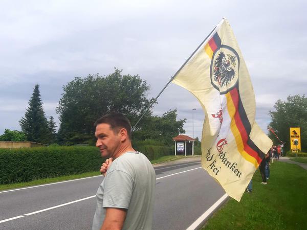 Verschwörungsideologen und Reichsbürger: Protest an der B 96 bei Bautzen.
