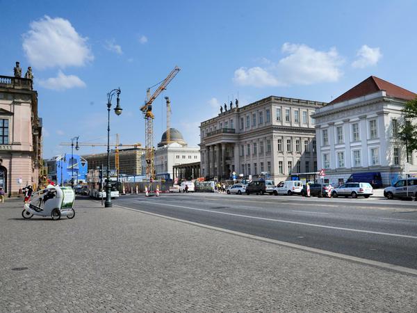 Berlin, Unter den Linden. Rund um das Zeughaus und das Kronprinzenpalais sollte das Projekt Dau stattfinden.
