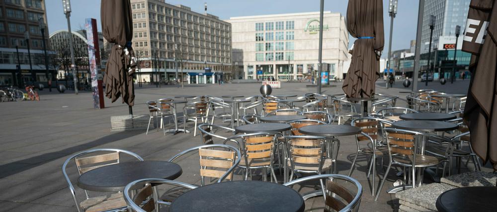 Der menschenleere Alexanderplatz in Berlin 