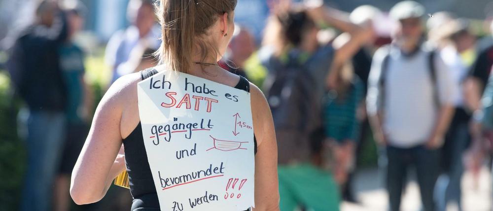 Teilnehmerin einer Kundgebung von Anhängern von Verschwörungstheorien zur Coronakrise in Dresden 