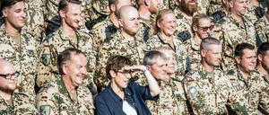 Annegret Kramp-Karrenbauer (CDU, hier ein Archivfoto aus Erbil) sagt, dass die Bundeswehr gegebenenfalls sehr schnell eine Entscheidung treffen könne.