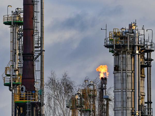 In der PCK-Raffinerie GmbH in Schwedt wird überschüssiges Gas in der Rohölverarbeitungsanlage verbrannt.
