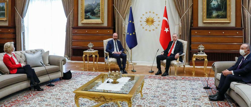 Der türkischer Präsidenten Recep Tayyip Erdogan (2.v.r) sitzt neben EU-Ratspräsident Charles Michel. Ursula von der Leyen muss links auf dem Sofa sitzen.