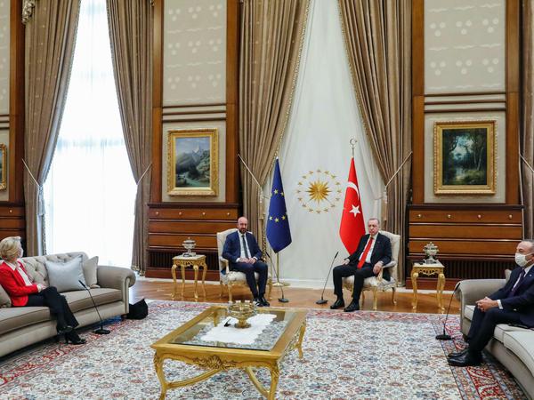 „Sofagate“: Nur EU-Ratspräsident Michel sitzt beim Türkei-Besuch im April 2021 neben Präsident Erdogan. Kommissionspräsidentin von der Leyen bleibt nur das der nachgeordnete Platz auf einem Sofa am Rand, dem türkischen Außenminister Cavusoglu gegenüber. 