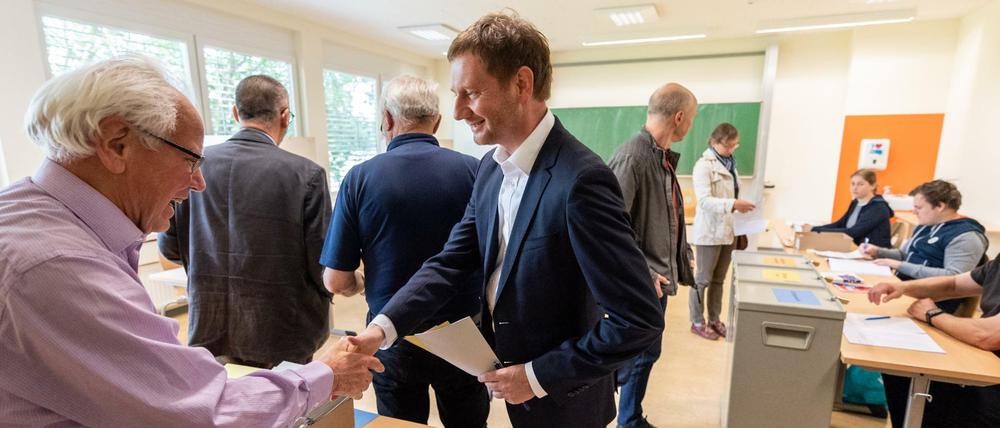 Sachsens Ministerpräsident Michael Kretschmer (CDU) am Sonntag bei der Stimmabgabe in Dresden. 