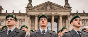 Beim großen öffentlichen Gelöbnis von Bundeswehrsoldaten vor dem Reichstagsgebäude.