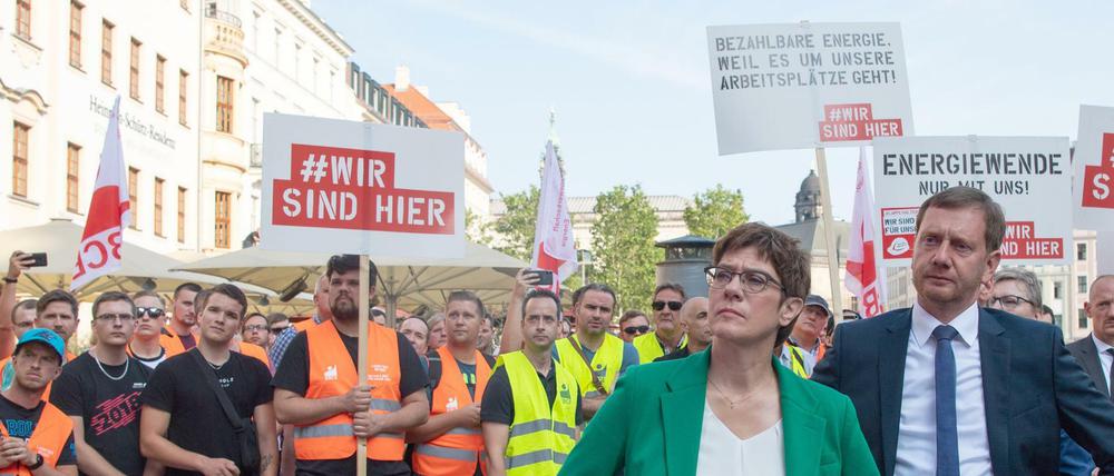 CDU-Chefin Annegret Kramp-Karrenbauer und Sachsens Ministerpräsident Michael Kretschmer (CDU) mit Demonstranten der Industriegewerkschaft BCE