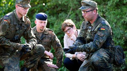 Bundesverteidigungsministerin Annegret Kramp-Karrenbauer besucht am 24. Juli 2019 Truppen der Bundeswehr in Celle.