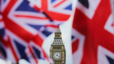 Britische Nationalflaggen vor dem dem Big Ben in London 