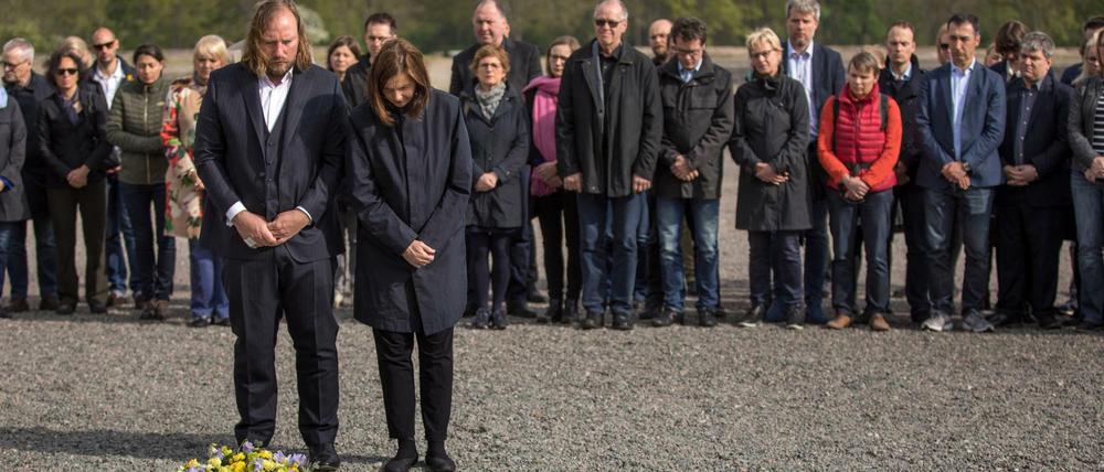 Katrin Göring-Eckardt und Anton Hofreiter legen bei einem Besuch in der KZ-Gedenkstätte Buchenwald einen Kranz nieder.