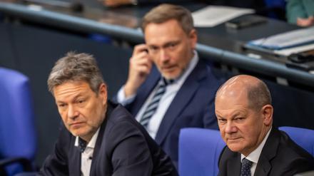 Bundeskanzler Olaf Scholz, Wirtschaftsminister Robert Habeck und im Hintergrund Finanzminister Christian Lindner auf der Regierungsbank im Bundestag. 