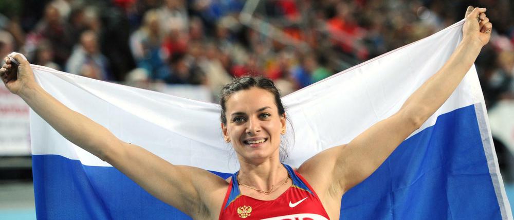 Kein Grund für Jubel: Stabhochspringerin Jelena Issinbajewa (im Bild 2012 in Istanbul) will wegen „politischer Diskriminierung“ gegen die Olympia-Sperren wegen Dopings klagen.
