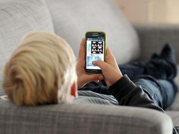 Kinder sind verstärkt im Internet unterwegs - auch mit dem Smartphone.