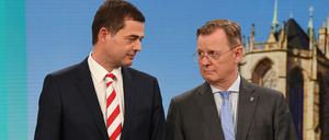 Mike Mohring (l), CDU, steht neben Bodo Ramelow (Die Linke).