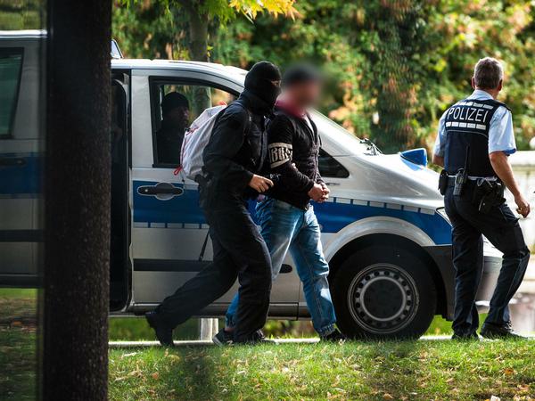 Die sechs festgenommenen Deutschen sind dringend verdächtig, eine rechtsterroristische Vereinigung namens "Revolution Chemnitz" gegründet zu haben. 