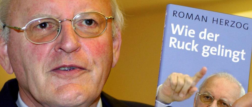 Im Bewusstsein historischer Worte. Der frühere Bundespräsident Roman Herzog stellt im September 2005 in Berlin sein Buch "Wie der Ruck gelingt" vor. 