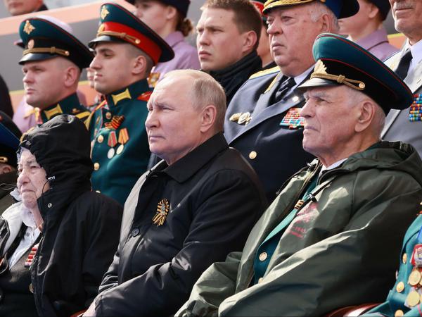 Wladimir Putin verfolgt mit russischen Militärs die Parade zum „Tag des Sieges“.