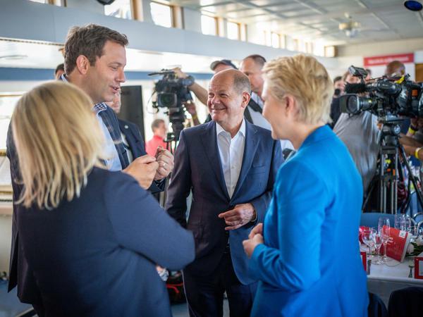 Auch SPD-Chef Lars Klingbeil ist Mitglied der Seeheimer, Kanzler Olaf Scholz (SPD) gehört offiziell keiner der drei Strömungen in der Fraktion an, das sind neben den Seeheimern die Netzwerker und die Parlamentarische Linke. 