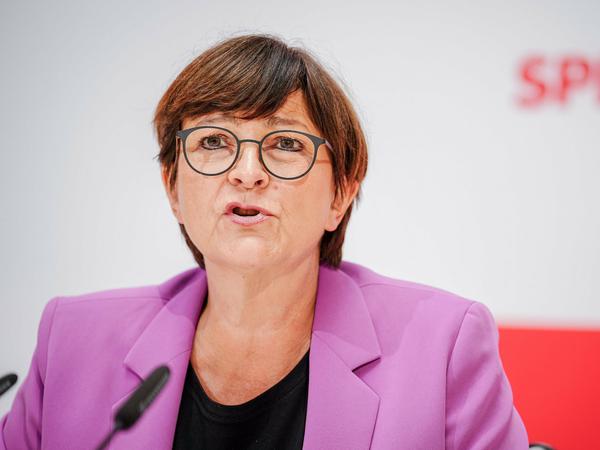 Die SPD-Bundesvorsitzende Saskia Esken wirft CDU-Chef Merz ein Zündeln und Anheizen des angespannten gesellschaftlichen Klimas vor. 