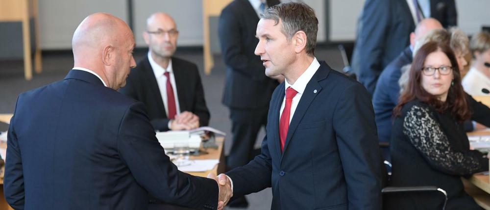 Thüringens AfD-Chef Björn Höcke (r.) gratuliert FDP-Mann Thomas Kemmerich.