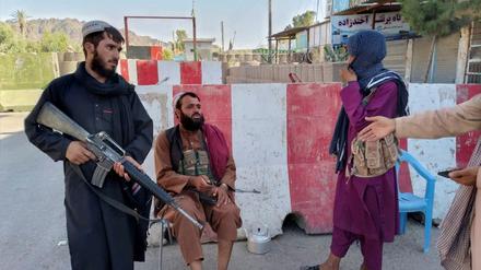 Taliban-Kämpfer an einem Kontrollpunkt in Farah