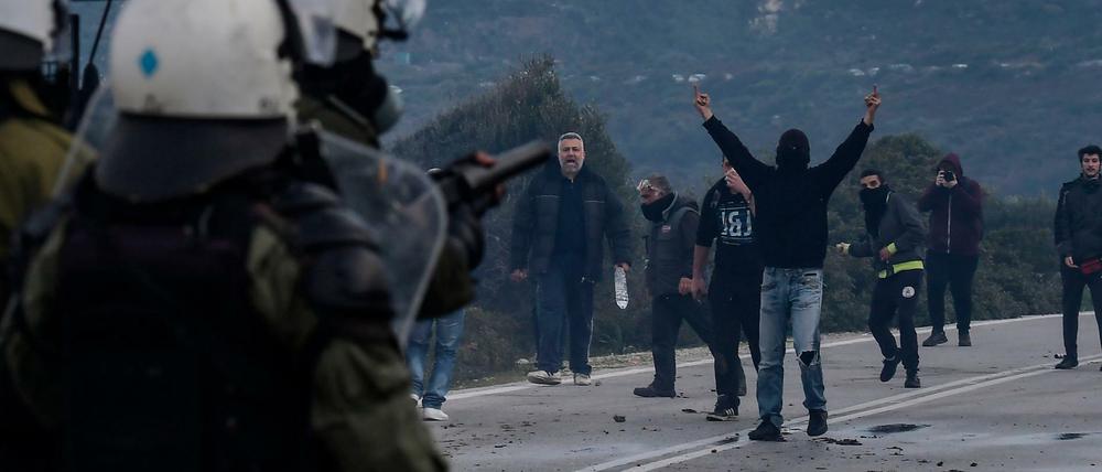 Demonstranten protestieren gegen die Errichtung eines neuen Flüchtlingslagers im Hafen von Mytilini, der Hauptstadt der griechischen Insel Lesbos.