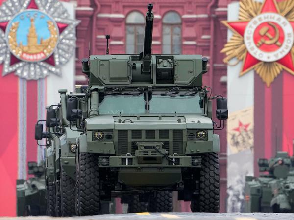 Russische Militärfahrzeuge rollen während der Militärparade zum „Tag des Sieges“ durch Moskau. 