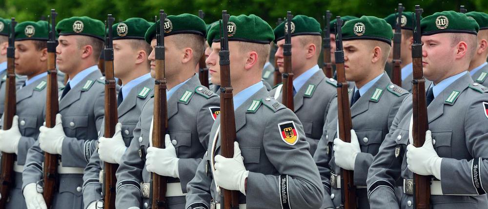 Soldaten des Wachbataillon halten bei einem Empfang im Mai 2017 ihre Karabiner 98k.