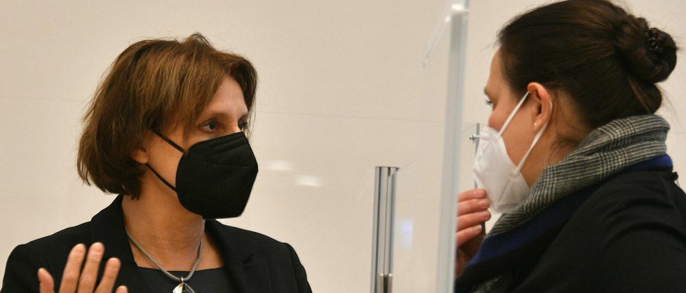 Bildungsministerin Britta Ernst am Freitag im Landtag neben Wissenschaftsministerin Manja Schüle (beide SPD).