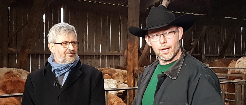 Hofgang. Agrarminister Axel Vogel (Grüne, l.) besuchte am Freitag Landwirt Marco Hintze, der in Krielow rund 150 Rinder hält.