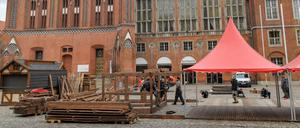 In Frankfurt (Oder) wird der deutsch-polnische Weihnachtsmarkt vor dem Rathaus bereits aufgebaut.