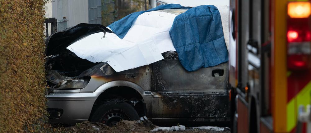 Michendorf: Dieses Auto war aus bislang ungeklärten Ursachen in Flammen aufgegangen.