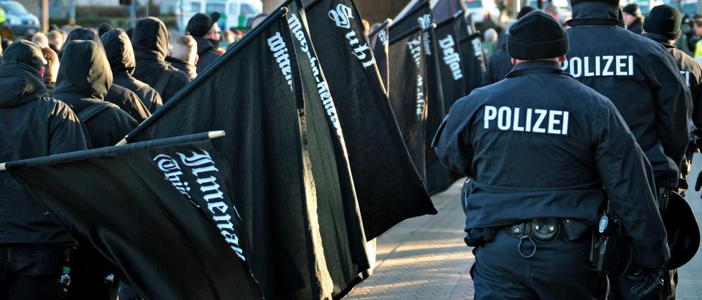 Polizisten schützen Rechstextreme bei Aufmärschen - muss sie selbst künftig vor Rechtsextremen geschützt werden?