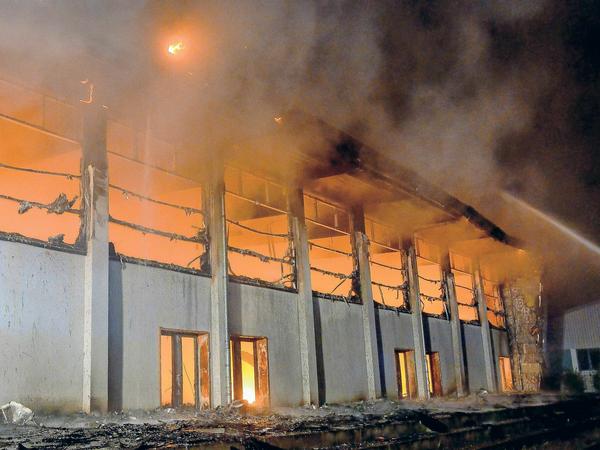 So brannte die Sporthalle in Nauen im August 2015.