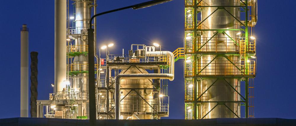 Die Anlagen der Erdölraffinerie auf dem Industriegelände der PCK-Raffinerie in Schwedt.