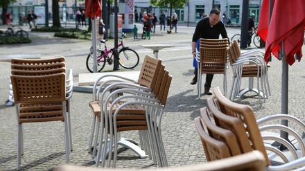 Gastronomie in Potsdam: Für Tische und Stühle auf öffentlichen Straßen und Plätzen wird eine Sondernutzungsgebühr fällig.