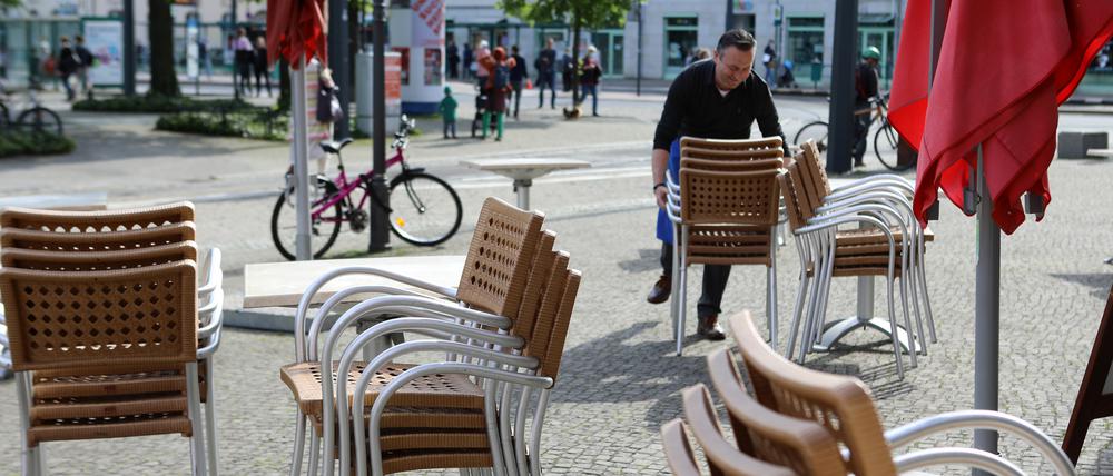 Gastronomie in Potsdam: Für Tische und Stühle auf öffentlichen Straßen und Plätzen wird eine Sondernutzungsgebühr fällig.