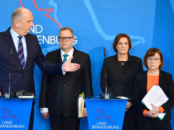 Brandenburgs Ministerpräsident Dietmar Woidke (SPD), Innenminister Michael Stübgen (CDU), Bildungsministerin Britta Ernst (SPD) und Gesundheitsministerin Ursula Nonnemacher (Grüne) im März 2020.