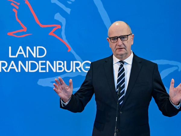 Brandenburgs Ministerpräsident Dietmar Woidke (SPD) während der Pressekonferenz am Freitag.