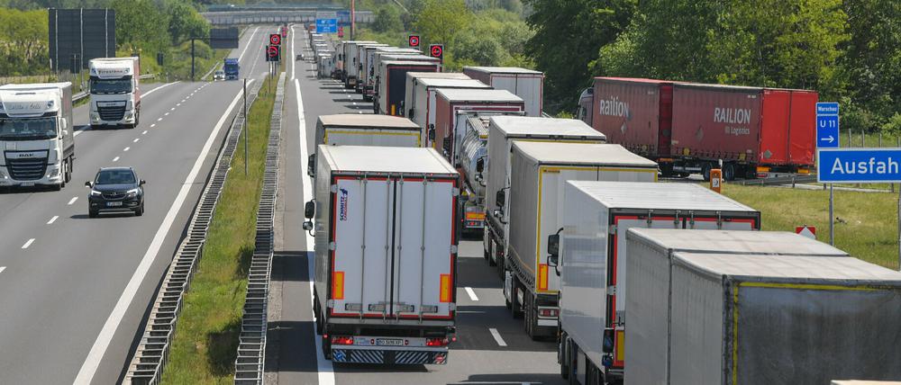 Dicht an dicht reihen sich Lastwagen auf der Autobahn A12 vor dem deutsch-polnischen Grenzübergang. 